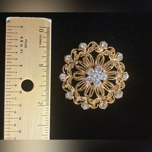 Vintage EUC Gold tone and rhonestone  Brooch - Picture 8 of 9
